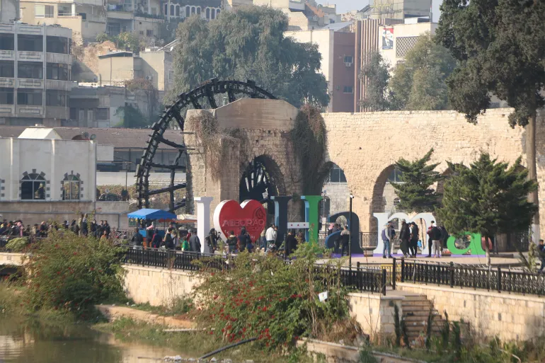 Picture-555226-1733503028 فرحة بتحرير حماة: المدينة تستقبل المعارضة السورية بالزغاريد والدموع